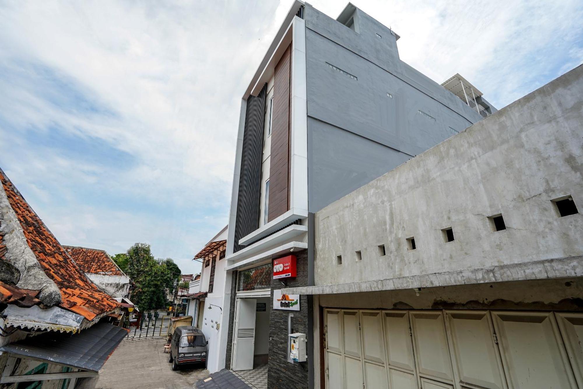 Super Oyo Capital O 614 Graha 8 Syariah Surabaya Exterior foto
